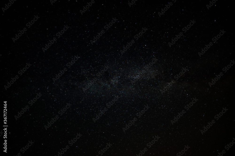 Obraz premium Milchstraße am Himmel bei Nacht in guter Auflösung. Geeignet für Himmel Austausch oder Hintergrund