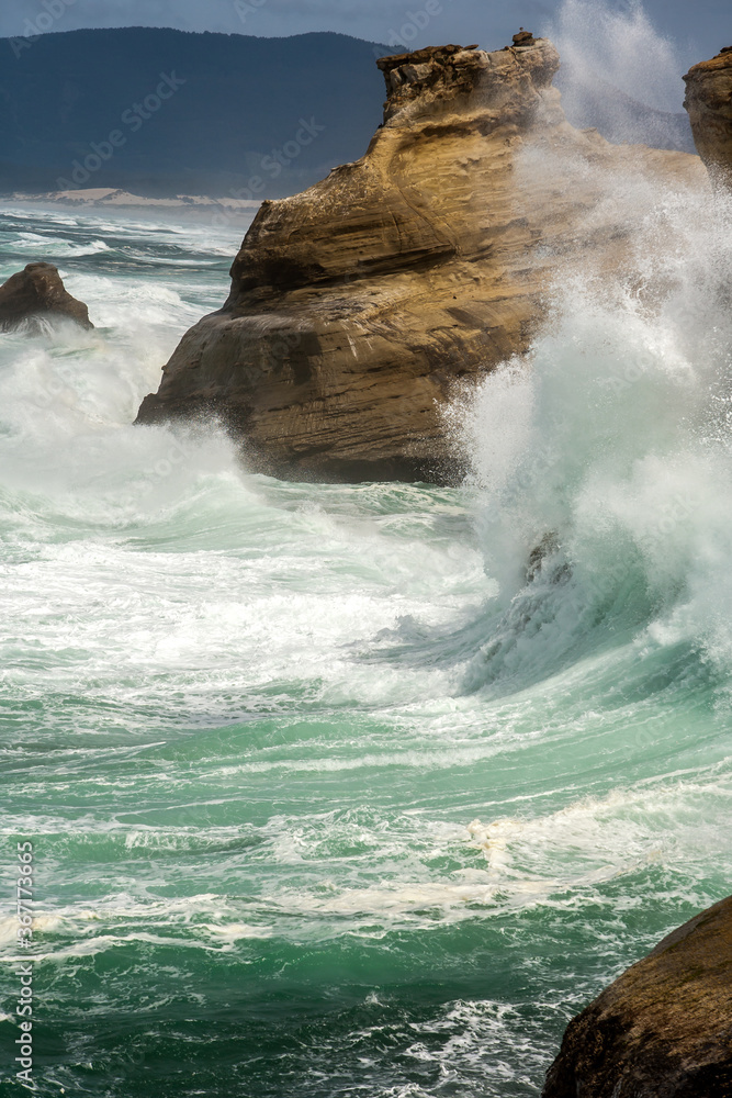 Fototapeta premium Waves at Cape Kiwanda on the Oregon coast at Pacific City.