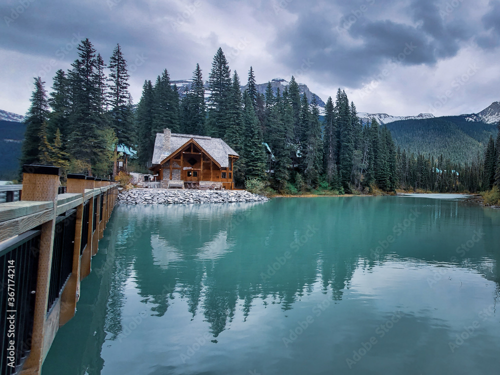 Fototapeta premium Emerald lake and Mt. Burgess