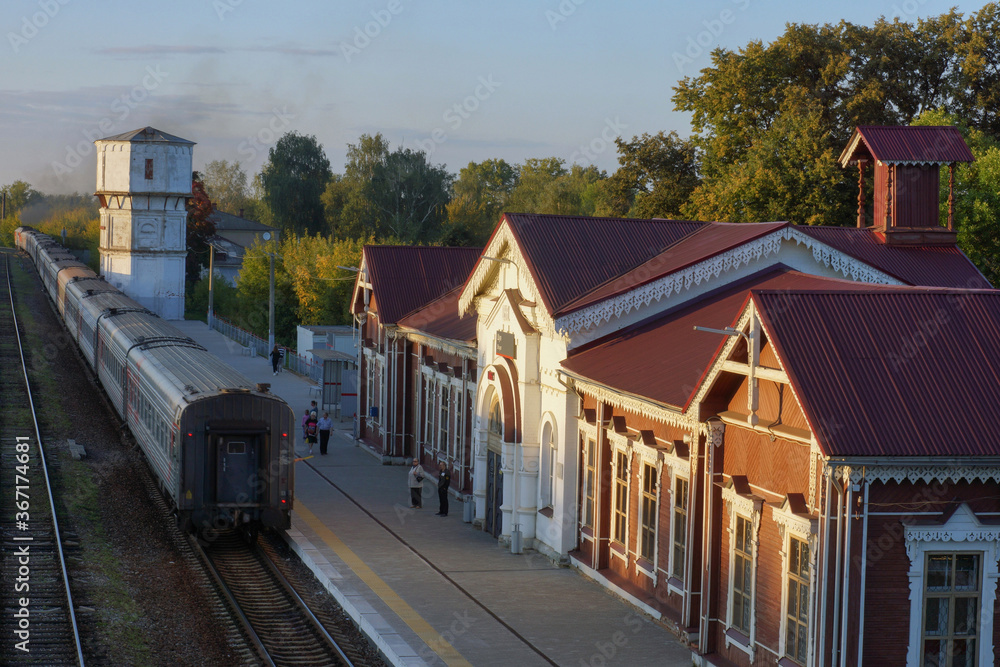 The railway station in Shuya. The train is on the peronne.