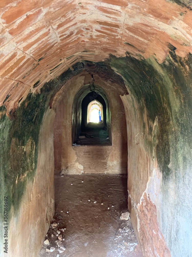 Tunnel d'un temple à Inwa, Myanmar
