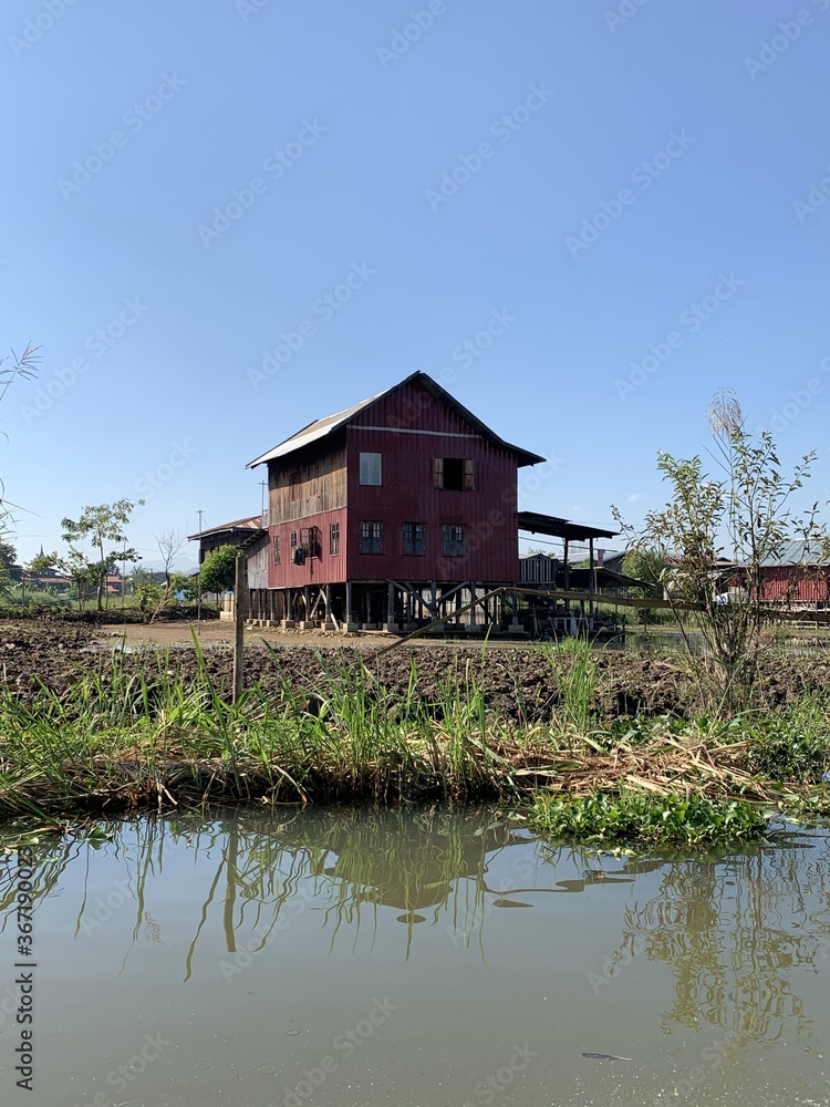 Maison sur pilotis sur le lac Inle, Myanmar Maison sur pilotis sur le lac Inle, Myanmar