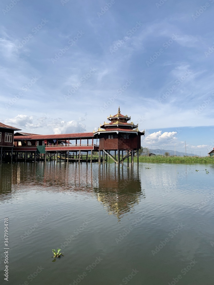 Obraz premium Temple Shwe Yaunghwe Kyaung au lac Inle, Myanmar