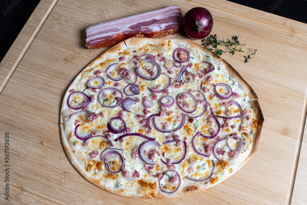 Flammkuchen mit Speck und Zwiebeln Stock Photo | Adobe Stock
