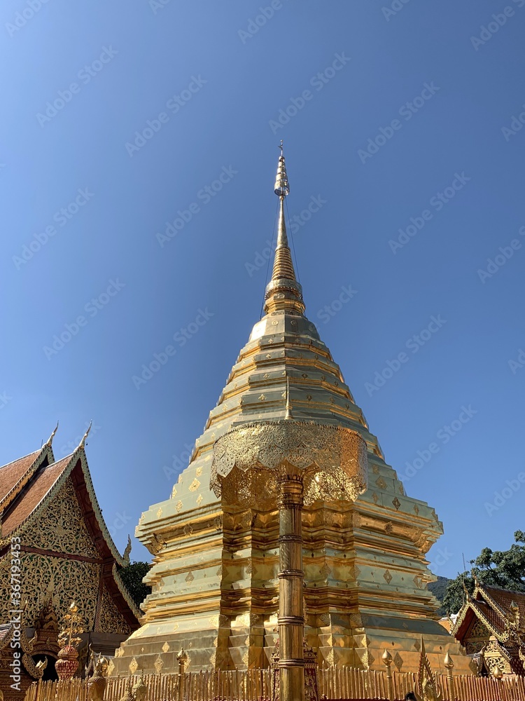 Fototapeta premium Stupa en or du Wat Phrathat Doi Suthep à Chiang Mai, Thaïlande