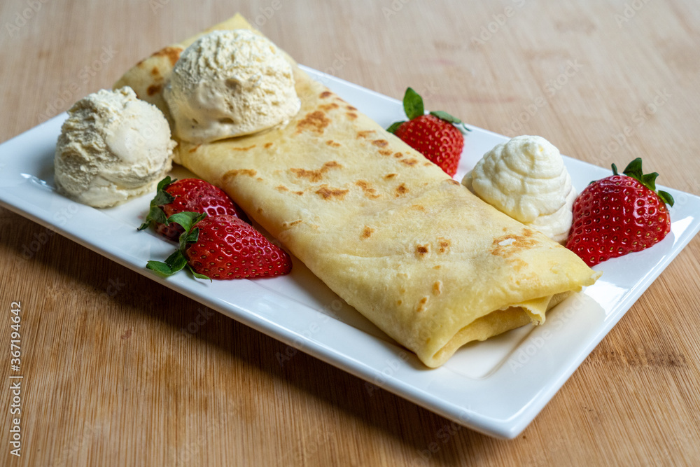 Crêpes mit Eis und Erdbeeren