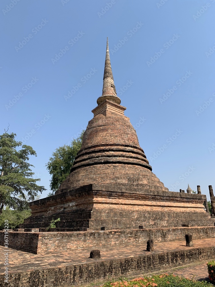 Fototapeta premium Stupa antique en briques à Sukhothaï, Thaïlande