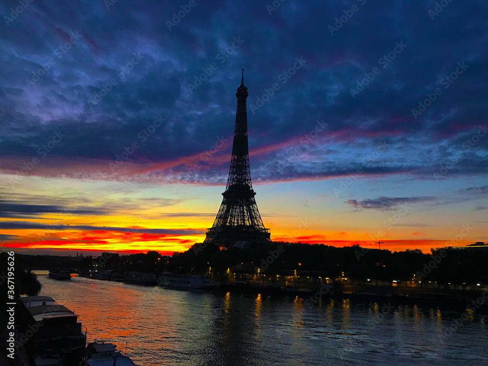 Obraz premium Levé du jour sur La Grande Dame de Fer