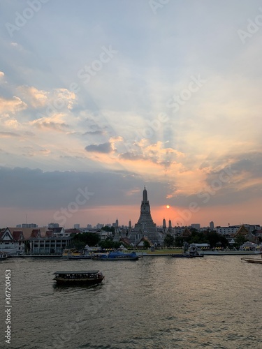 Coucher de soleil sur le fleuve et le Wat Arun à Bangkok, Thaïlande