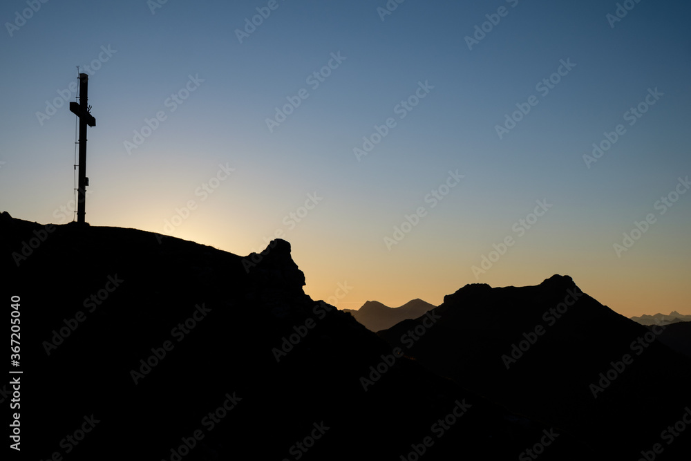 Alpensilhouette mit Gipfelkreuz