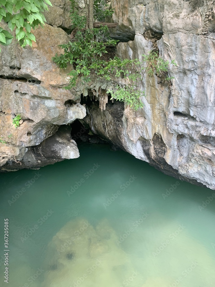 Fototapeta premium Grotte d'un lac du parc de Mu Ko Ang Thong, Thaïlande 