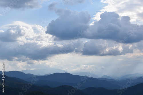 Berglandschaft mit dramatischen Wolken und blauem Himmel, Berge zum Horizont, farbschattierungen als Hintergrund, Urlaub zu Hause, daheim Urlaub machen in den Alpen, Gebirge © EvaRuth