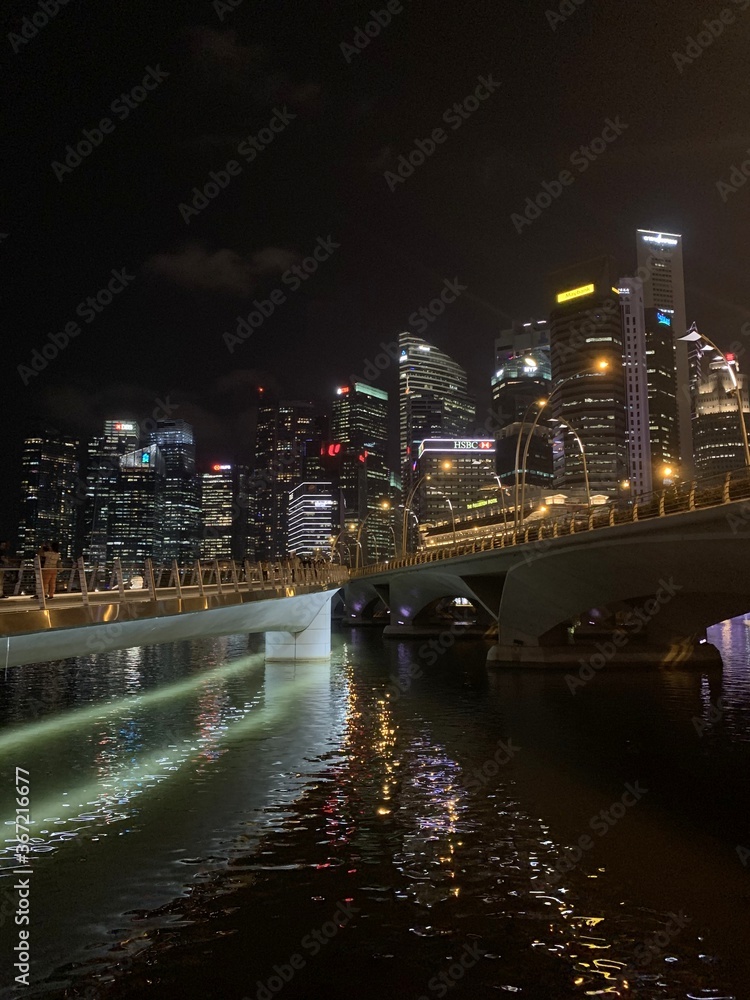 Pont sur la baie de nuit à Singapour