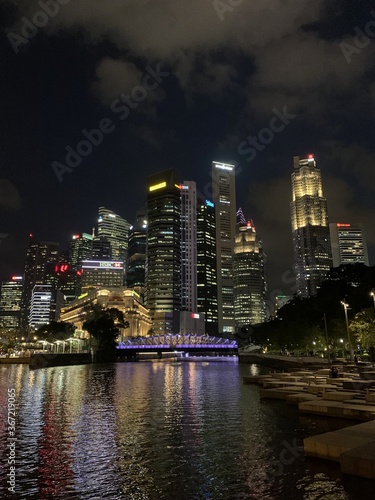 Baie et gratte-ciels de nuit à Singapour  © Atlantis