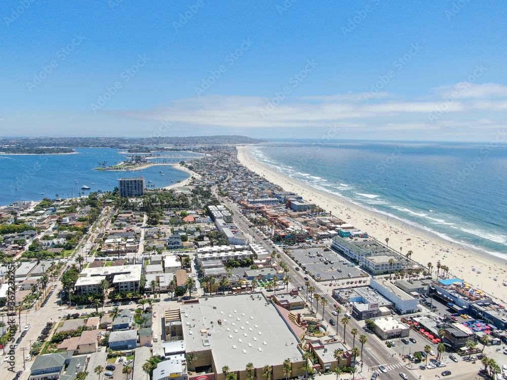 Fototapeta premium Aerial view of Mission Bay and Pacific Beach in San Diego, California. USA. Community built on a sandbar with villas, sea port and recreational Mission Bay Park. Californian beach-lifestyle.