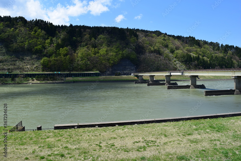 日本三大急流 最上川（もがみがわ）／ 山形県内の源流から河口まで流れる日本三大急流の一つ、最上川です。一つの都府県のみを流域とする河川としては、延長229kmと国内最長の大河川です。