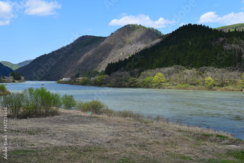 日本三大急流 最上川（もがみがわ）／ 山形県内の源流から河口まで流れる日本三大急流の一つ、最上川です。一つの都府県のみを流域とする河川としては、延長229kmと国内最長の大河川です。