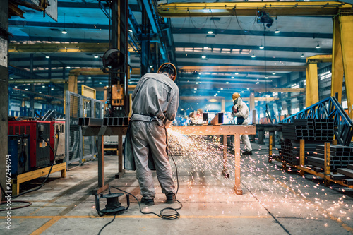 Obraz na płótnie worker working in factory w salonie