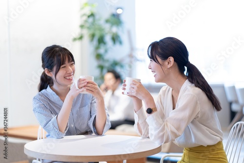 Foto アジア人女性　仲良し　２人　ポートレート