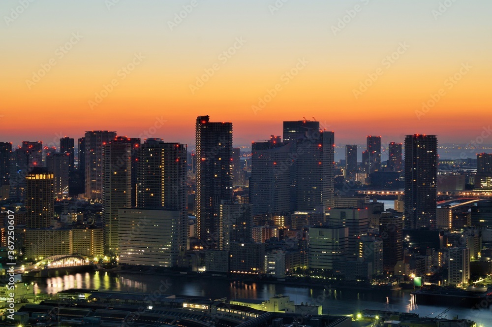 東京の夜明け