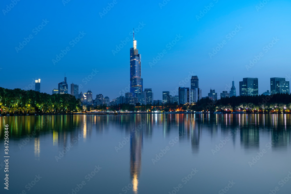 Naklejka premium Nocny widok na architekturę miejską Nankinu