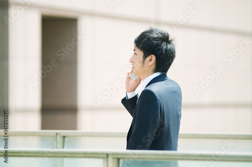 携帯電話で話すビジネスマン