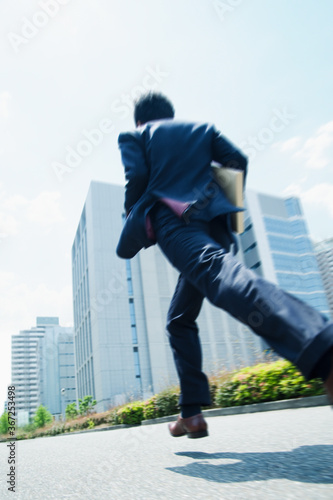 オフィス街を走るビジネスマン