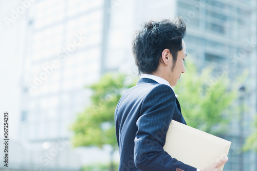 ビジネスマンの後ろ姿