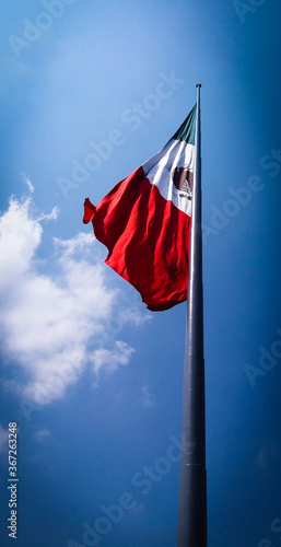 Bandera de México en un día soleado. Cerro del Obispado, Monterrey - México