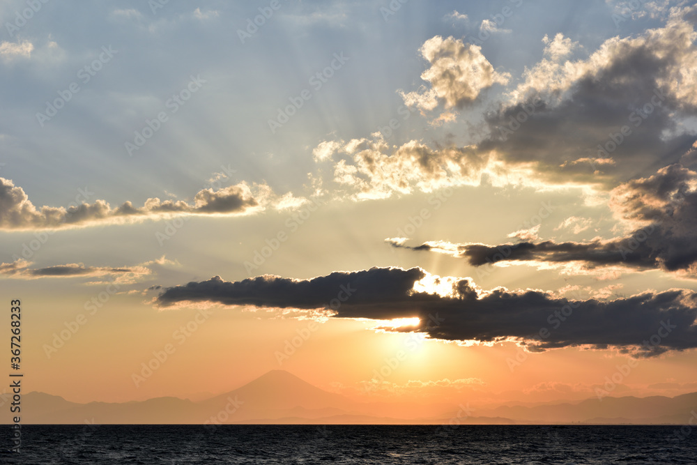 Fototapeta premium 秋谷・立石公園からのぞむ富士山の夕暮れ
