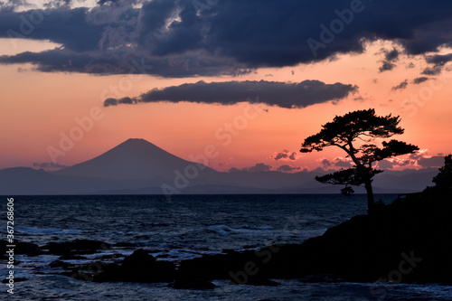 秋谷・立石公園からのぞむ富士山の夕暮れ