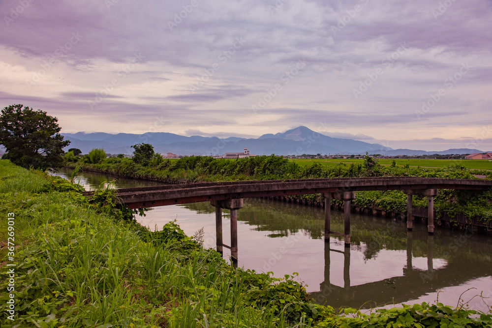 滋賀県・古いコンクリート橋に田園と伊吹山の遠景