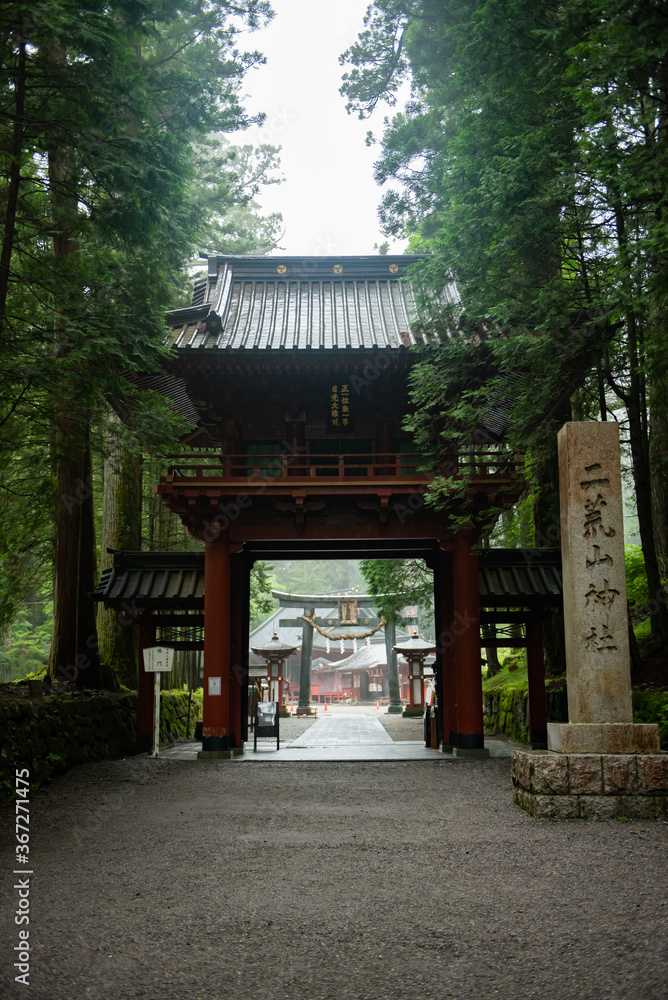 Obraz premium 世界遺産 日光二荒山神社 楼門 社号標