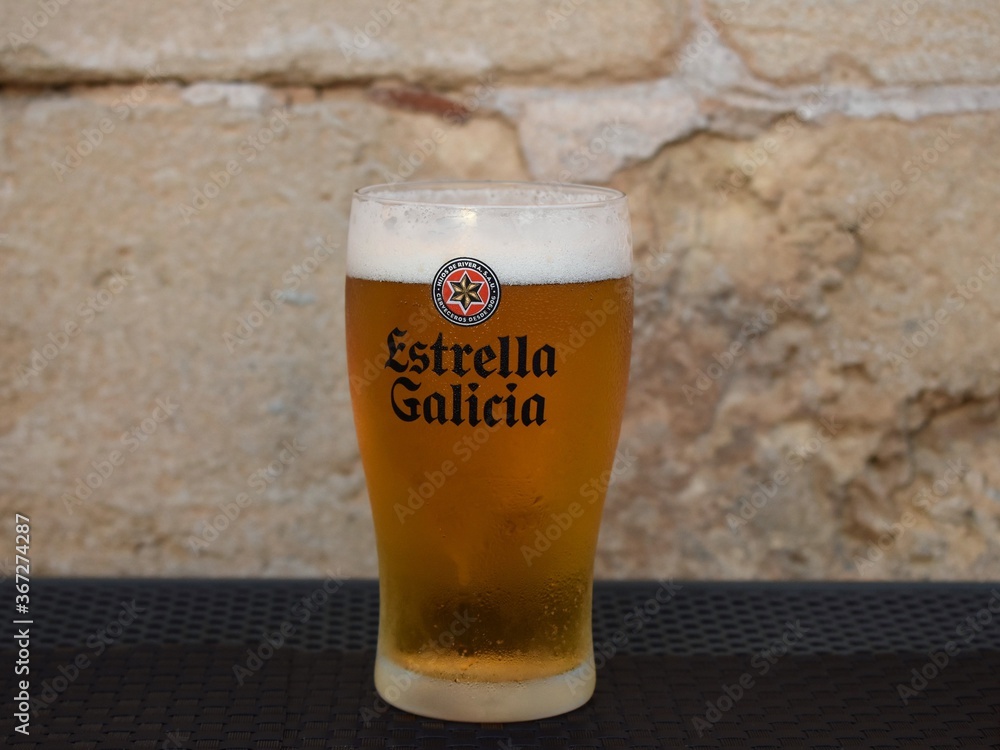 Vaso de cerveza Estrella Galicia, draft beer. Photos | Adobe Stock