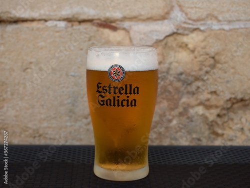 Vaso de cerveza Estrella Galicia, draft beer. foto de Stock | Adobe Stock