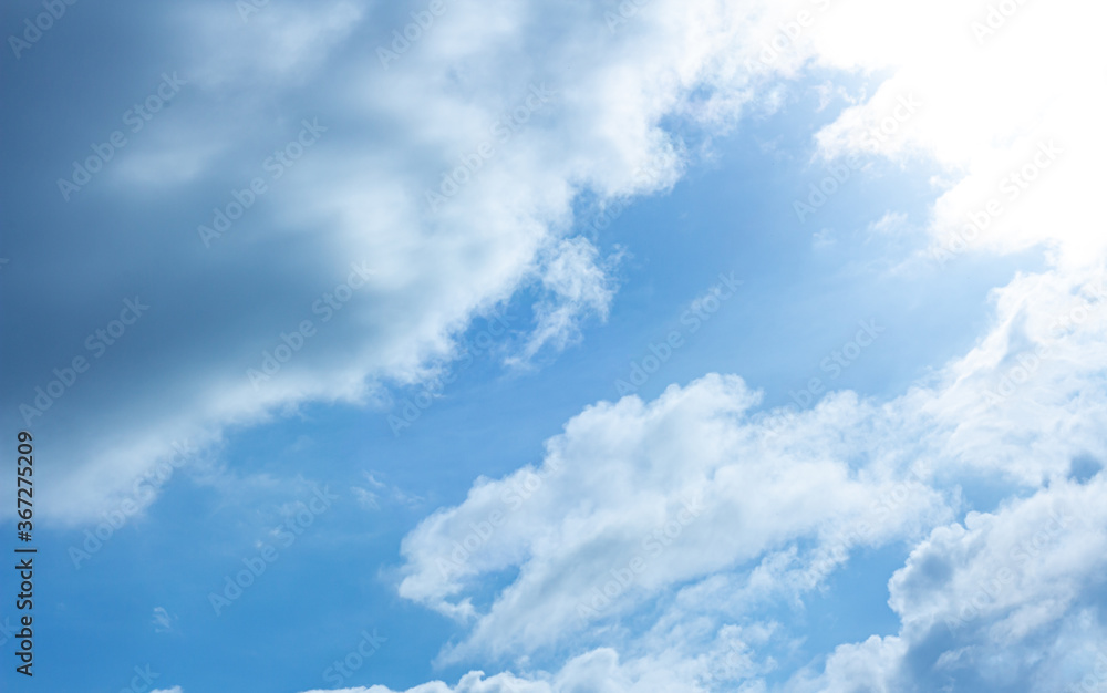Naklejka premium The image of blue sky and white clouds on a clear day is used as a background image