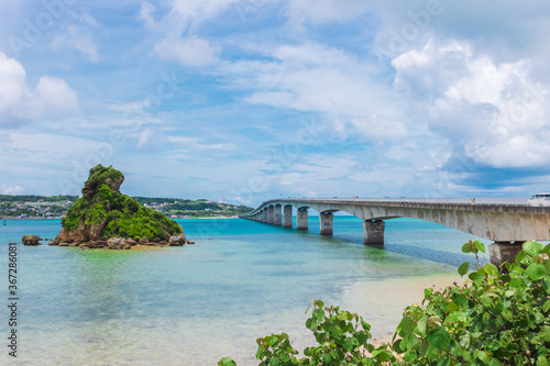 Wallpaper Mural 古宇利大橋のふもとから見た青い海 Torontodigital.ca