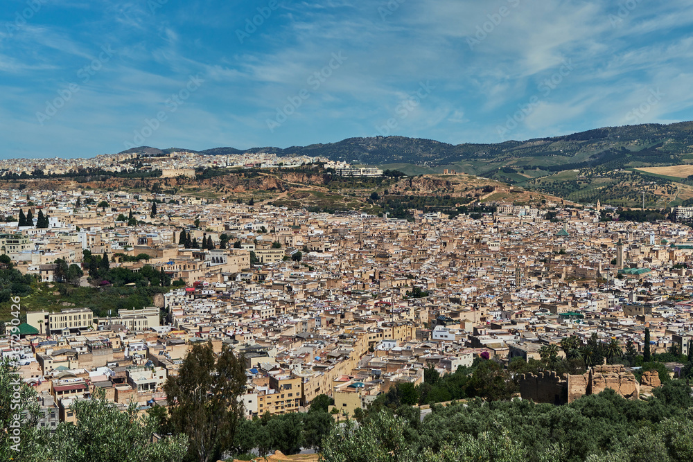 Ciudad de marruecos, Fez, turismo por el mercado, medina,  y su curtido de cuero y universidad