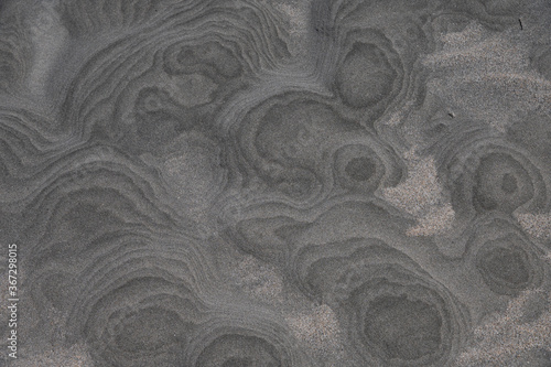 Abstraktes Muster und Skulpturen im Sand vom Wind geformt