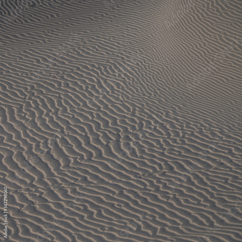 Abstraktes Muster im Sand vom Wind geformt