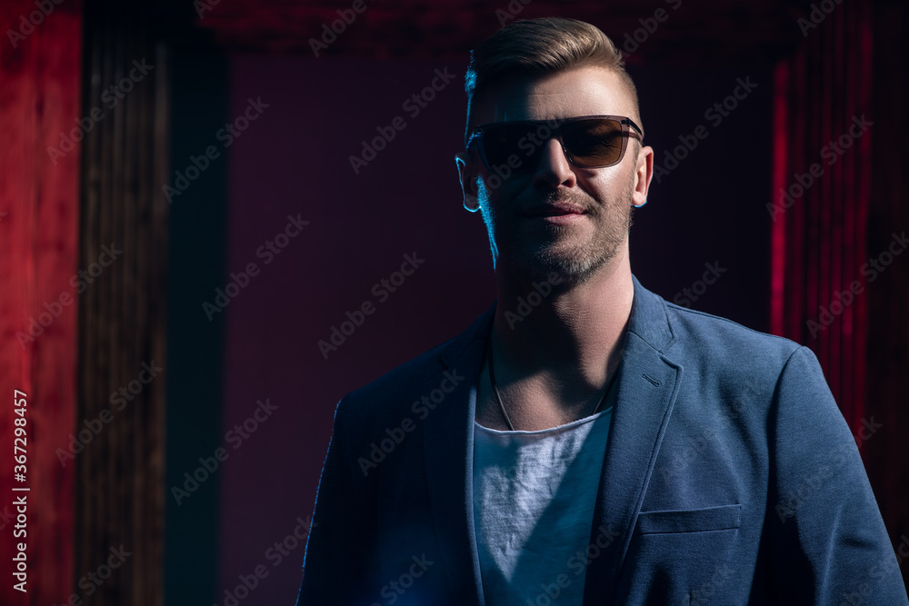 Obraz premium attractive smiling businessman