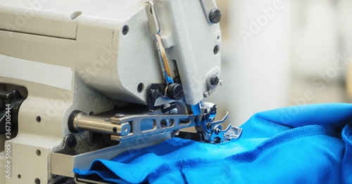 Schilderij op canvas Close up of sewing process on the overlock in the sewing shop