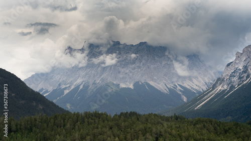 Zugspitzmassiv in Wolken