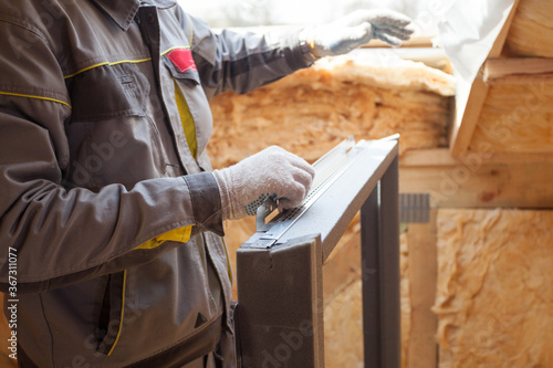 Foto Professional workman standing with new metallic skylight