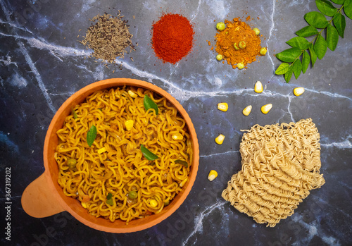 Photos indian instant masala atta noodles with vegetables