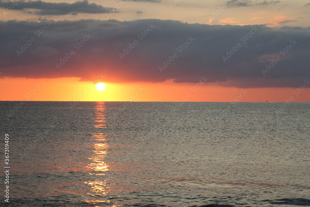 Obraz premium landscape sunrise on the sea