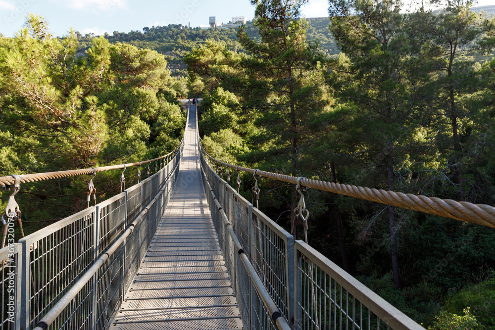 Obraz premium Wiszący most w publicznym Nesher Park Mosty wiszące w mieście Nesher w północnym Izraelu