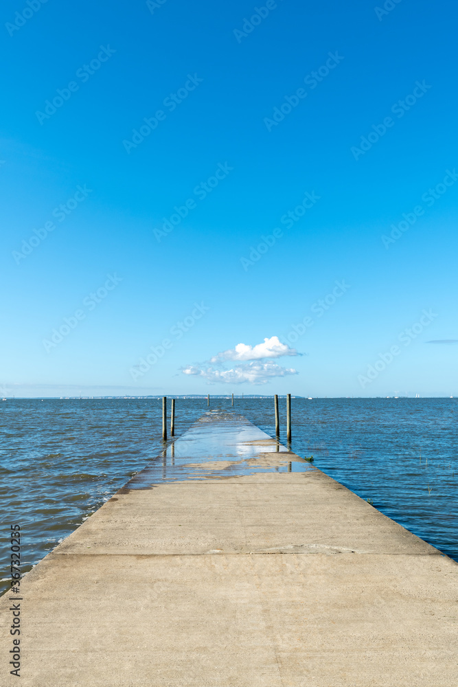 Obraz premium ARES (Bassin d'Arcachon, France), la jetée à marée haute