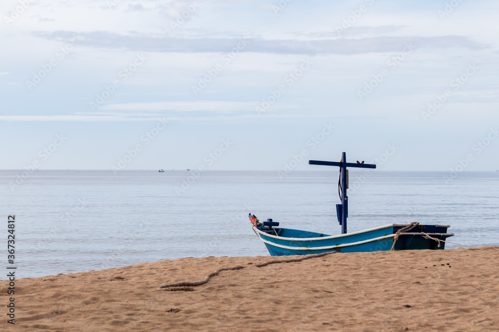 Fishermen's fishing boats are parked on the beach.