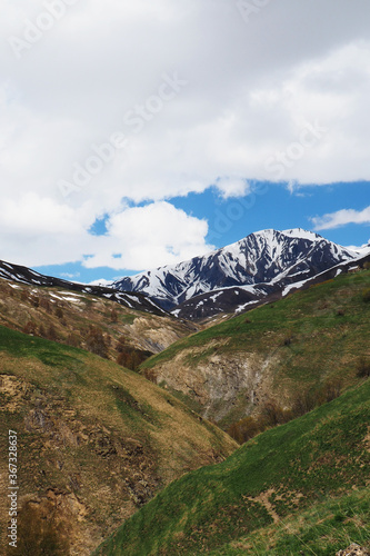 Le pic du Mas de la Grave, montagne enneigée au mois de mai